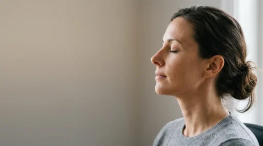 Profilo di persona che respira liberamente con visualizzazione del flusso d'aria nasale