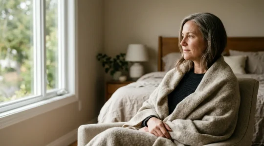 Ritratto di donna che guarda con serenità verso l'orizzonte dopo la ricostruzione mammaria