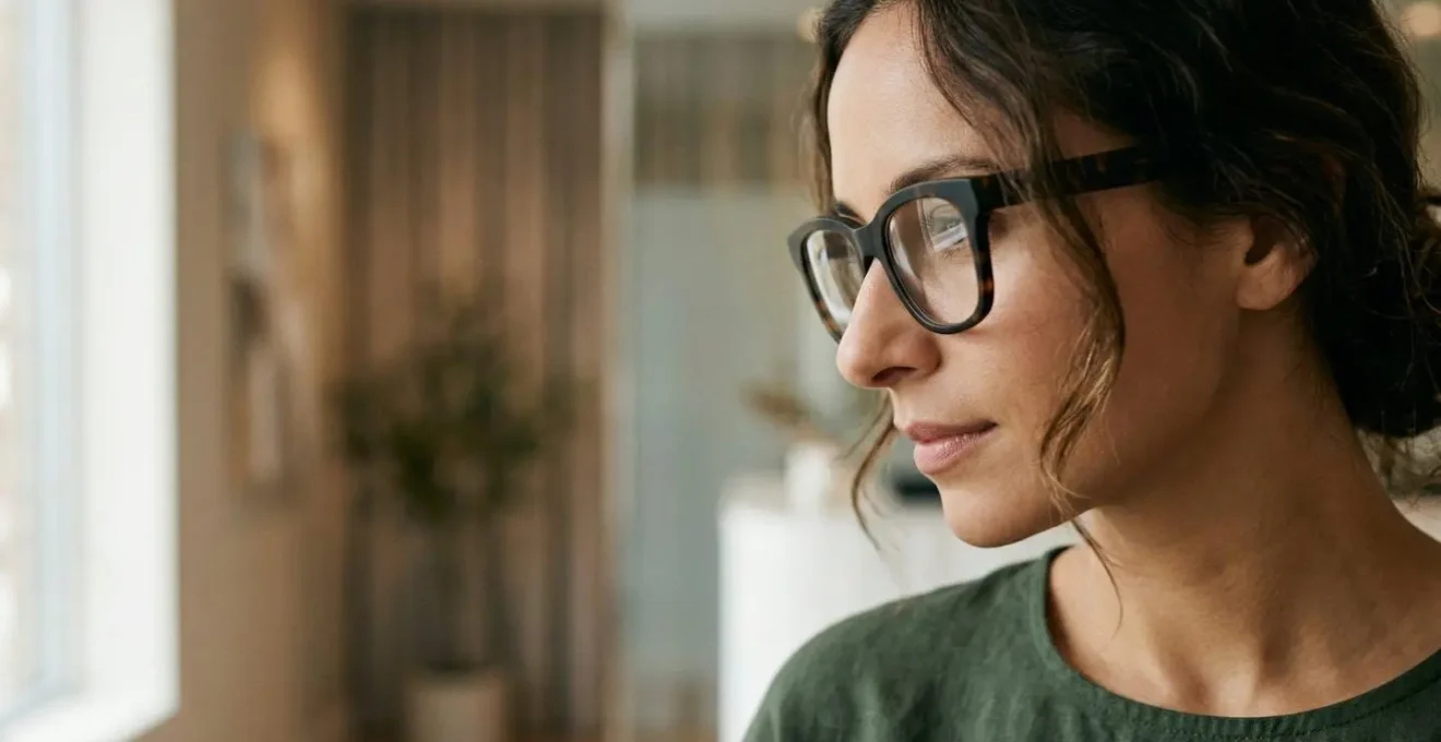 Profilo femminile con occhiali pesanti, riflesso dello studio medico, focus sul naso armonizzato