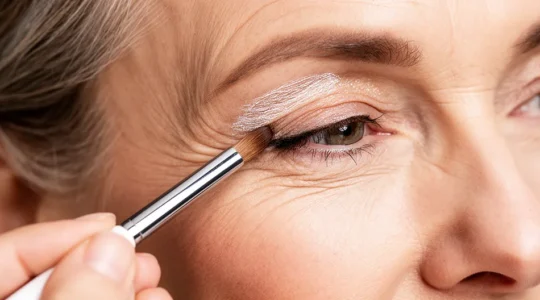 Donna matura con makeup elegante che evidenzia lo sguardo aperto e luminoso