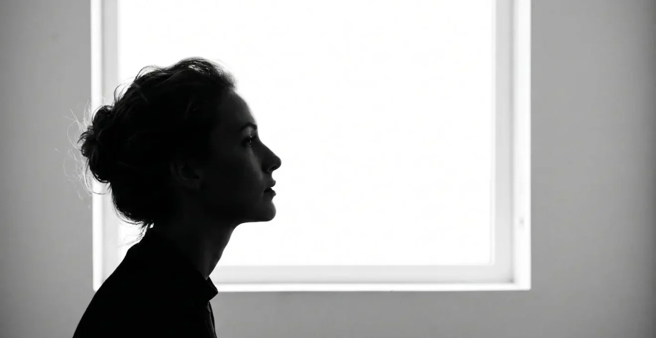 Profilo laterale femminile con linee armoniche naturali di naso e mento